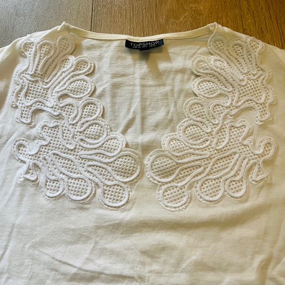TOPSHOP Embroidered White Loose Crop T - Picture 2 of 4